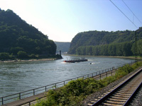 Am Rhein I, Loreley (Felsmasiv in der rechten Bildhälfte)